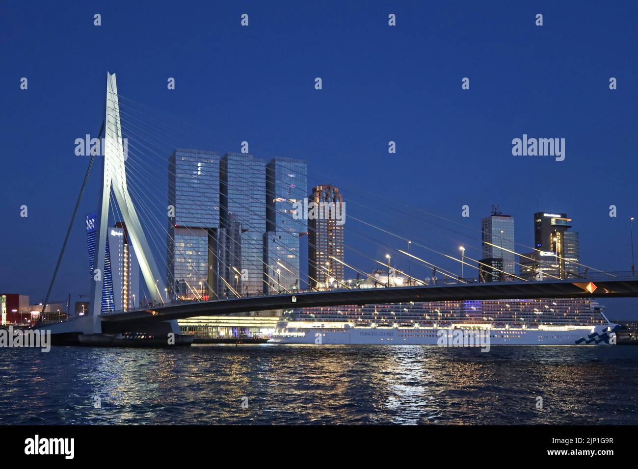 Rotterdam, Paesi Bassi. Ponte Erasmus visto da nord. Mostra le torri De Rotterdam (centro) e la nave Princess Cruises Enchanted Princess. Foto Stock