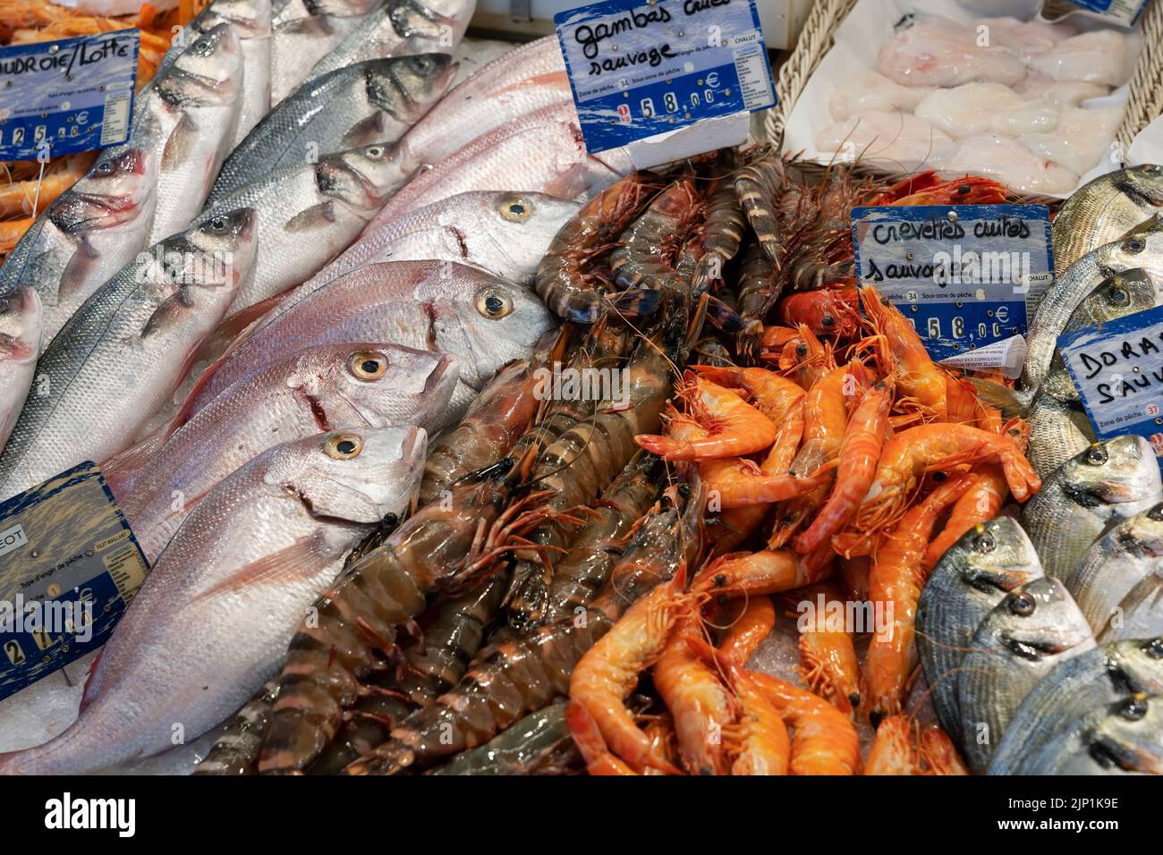 Vista di stalla di pesce nel mercato di Sanary-sur-mer, Francia. Foto Stock