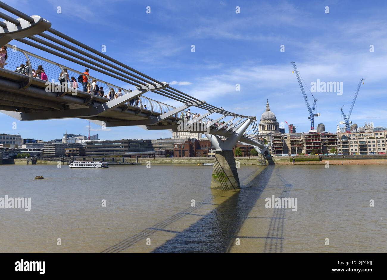 Londra, Inghilterra, Regno Unito. Millennium Bridge sul Tamigi fino alla Cattedrale di San Paolo Foto Stock