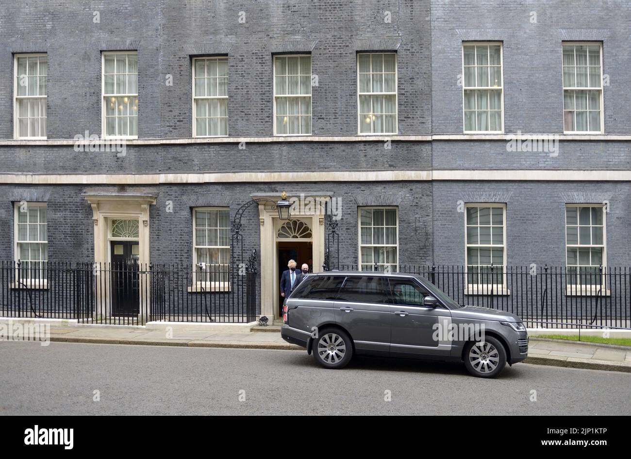 Londra, Inghilterra, Regno Unito. Downing Street - il primo ministro Boris Johnson lascia il n. 10 per salire in macchina sulla strada per il Parlamento Foto Stock