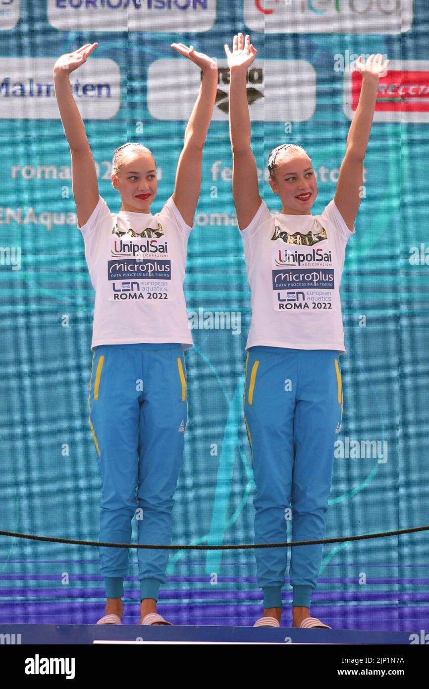 Roma, Italia 15.08.2022: Il team ucraino Aleksiiva Maryna, Alexsiiva Vladyslava vince la medaglia d'oro nel Duetto finale Technical Artistic Swimming Championship in LEN European Aquatics a Roma 2022 in Foro Italico. Foto Stock