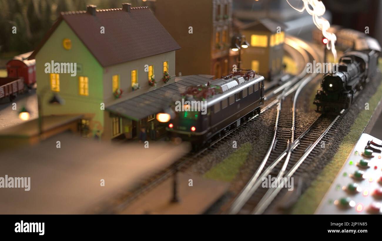 Modello di locomotiva a vapore. Modello in scala di layout ferroviario con locomotive a vapore. Modello di stazione in miniatura. Foto Stock
