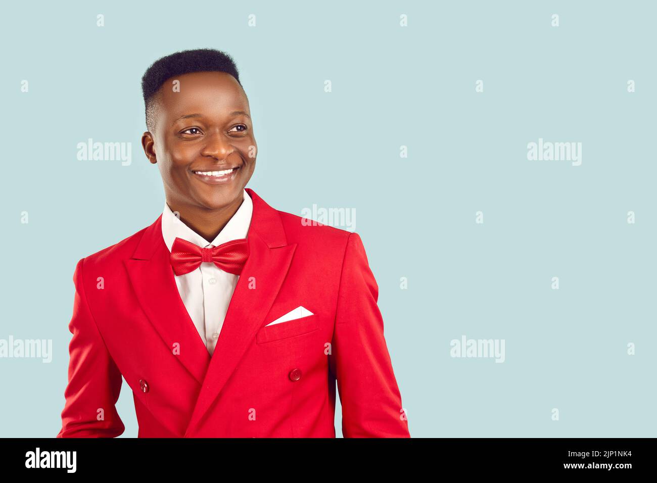 Uomo biraciale sorridente in formalwear su sfondo blu Foto Stock