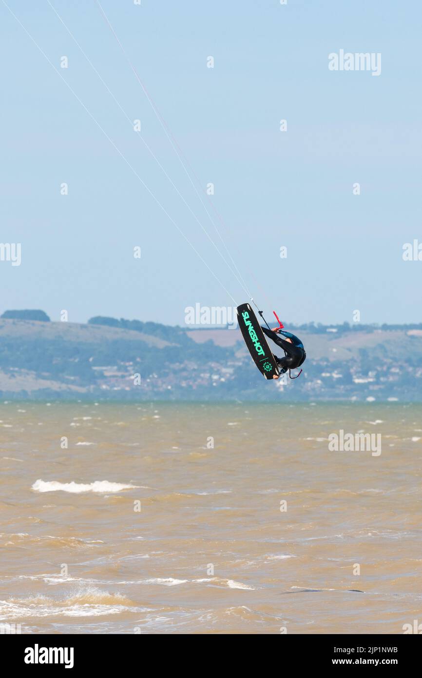 Kite surfer a Greatstone Beach, Greatstone on Sea, Kent, Inghilterra, Regno Unito Foto Stock