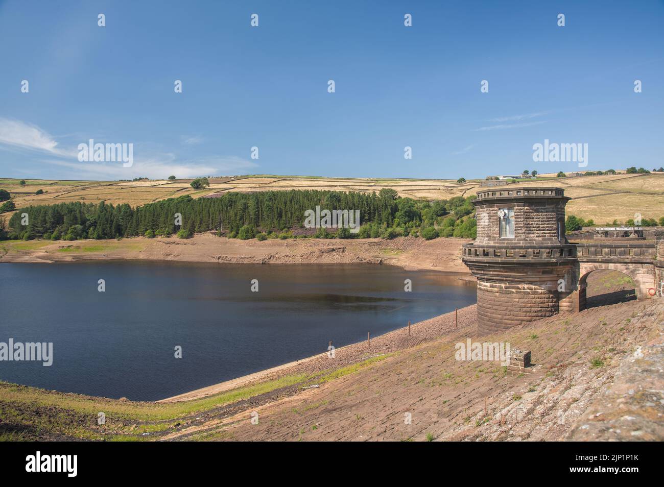 Bassi livelli d'acqua al Digley Reservoir nello Yorkshire occidentale durante l'onda di caldo di agosto, 2022 Foto Stock