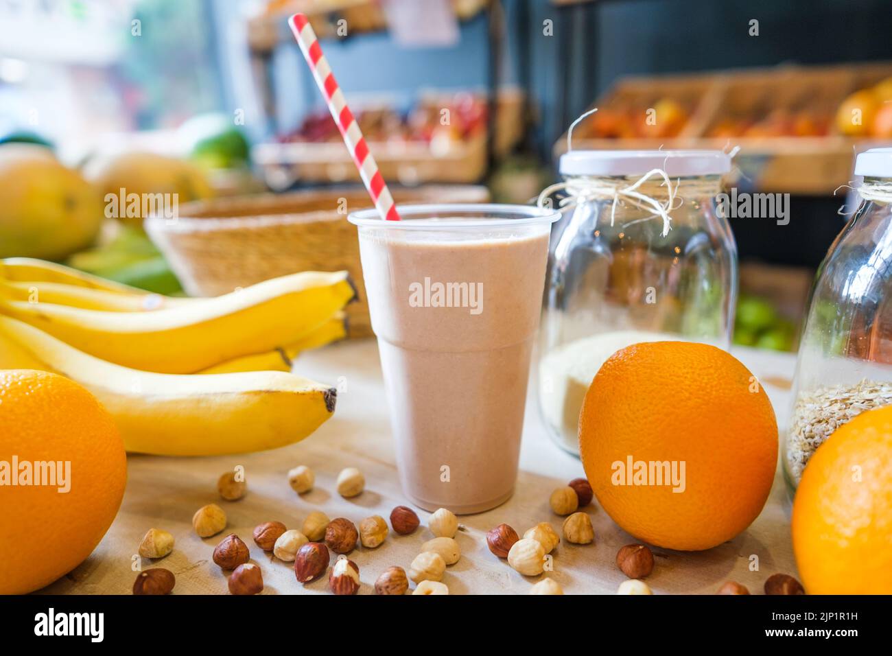 Proteine sane scuotere sulla tavola con frutta e verdura ingredienti intorno. Foto Stock