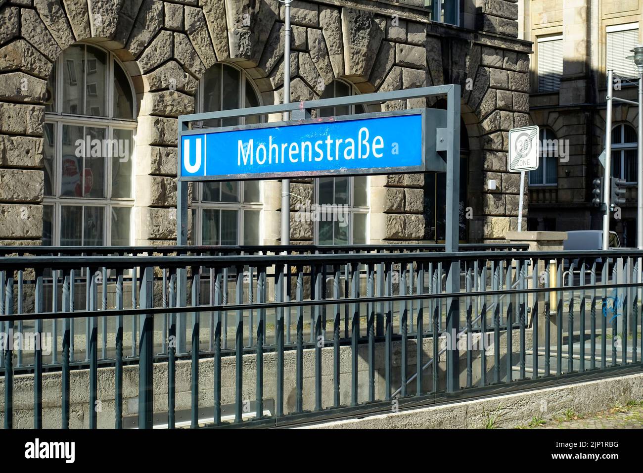 Mohrenstraße, stazione della metropolitana, strada nel centro di Berlino, Germania Foto Stock