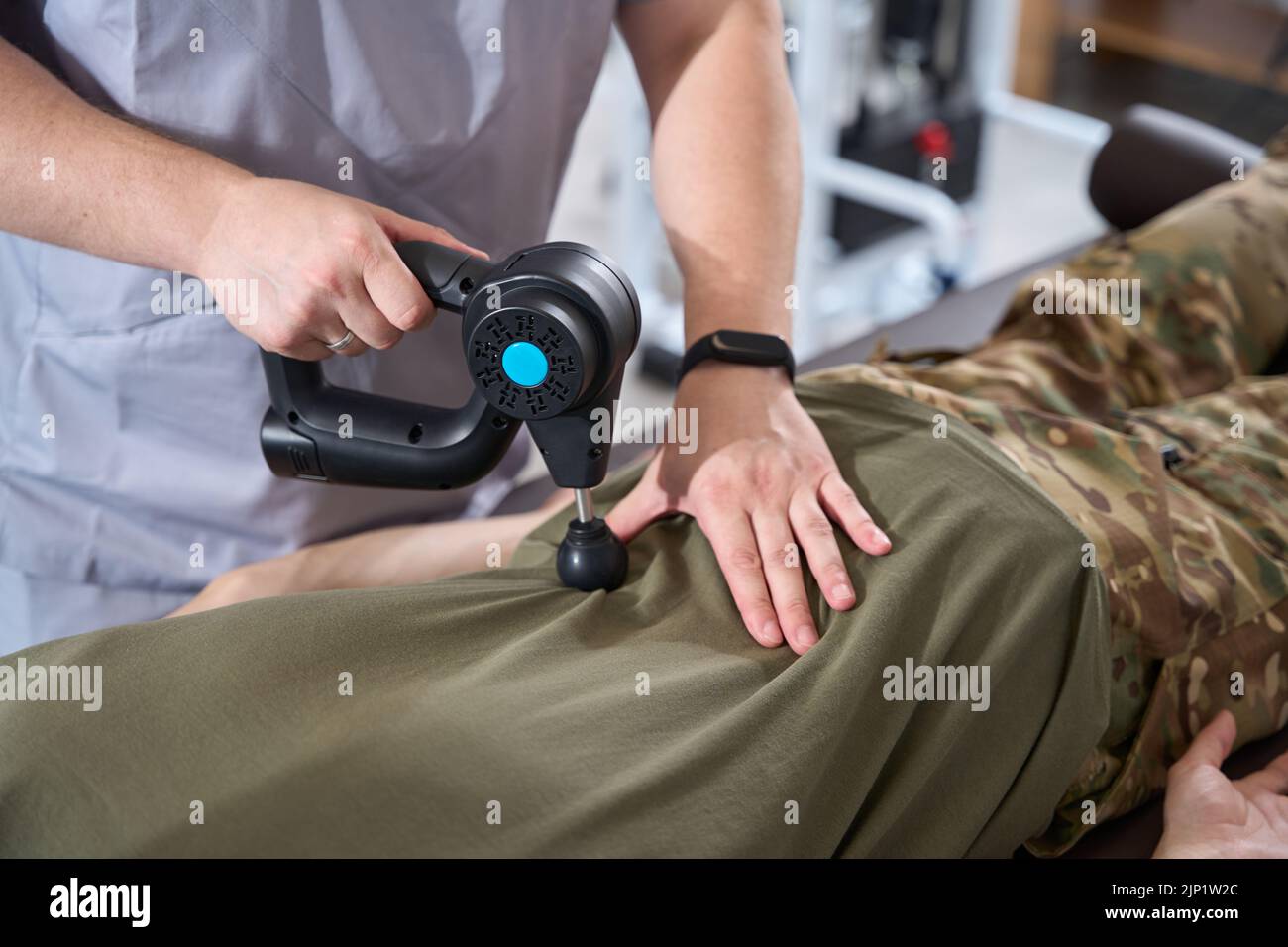 Sessione di fisioterapia in un moderno ospedale militare Foto Stock