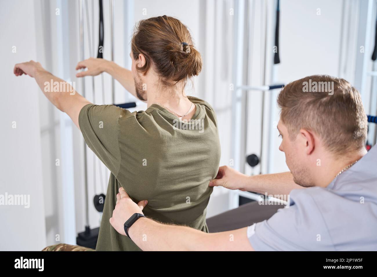 L'uomo militare subisce un corso di riabilitazione in un sanatorio Foto Stock