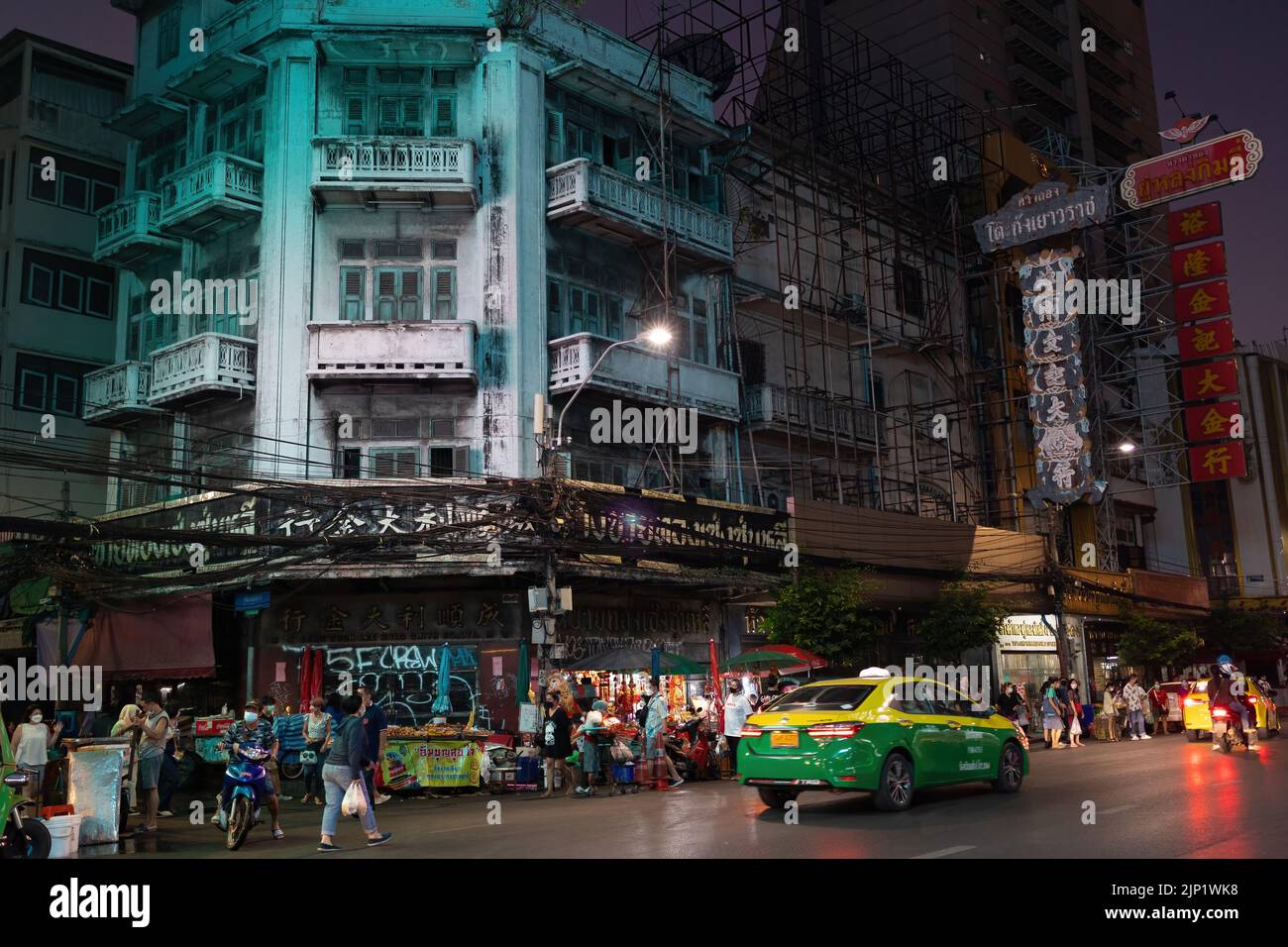 BANGKOK, THAILANDIA - 11 DICEMBRE 2021 : negozi di alimentari e le attività commerciali abituali nel grande quartiere di Chinatown al crepuscolo. Foto Stock