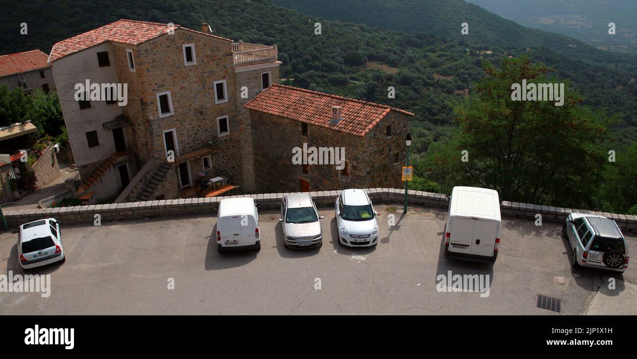 Olmeto, Francia - 25 agosto 2018: Vista strada con auto parcheggiate vicino alla Chiesa di Santa Maria Assunta di Olmeto, dipartimento di Francia Corse-du-Sud sul Foto Stock