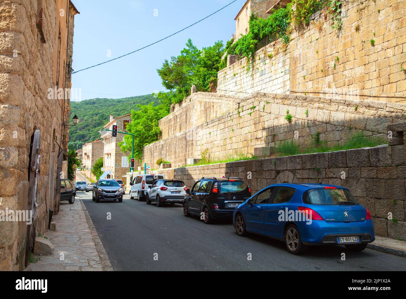 Olmeto, Francia - 25 agosto 2018: Street view foto con vecchie case abitate e auto parcheggiate prese in una giornata estiva, comune di Olmeto nel Corse-du-Sud d Foto Stock