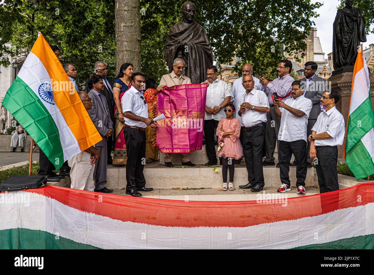 Londra, Regno Unito. 15th ago, 2022. I membri della comunità indiana britannica stanno davanti alla statua del Mahatma Gandhi in Piazza del Parlamento per celebrare il 75th° anniversario dell'indipendenza dell'India il 15 agosto 1947 dal Raj britannico. Credito. Credit: amer Ghazzal/Alamy Live News Foto Stock