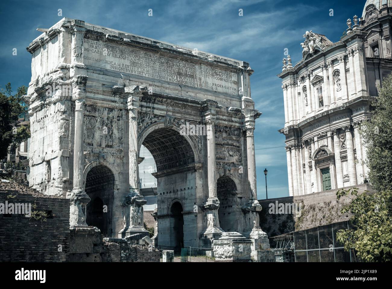 Foro Romano a Roma. Vista dell'Arco di Settimio Severo, antico monumento e punto di riferimento storico di Roma. Scenario di vecchi edifici nella città di Roma c Foto Stock