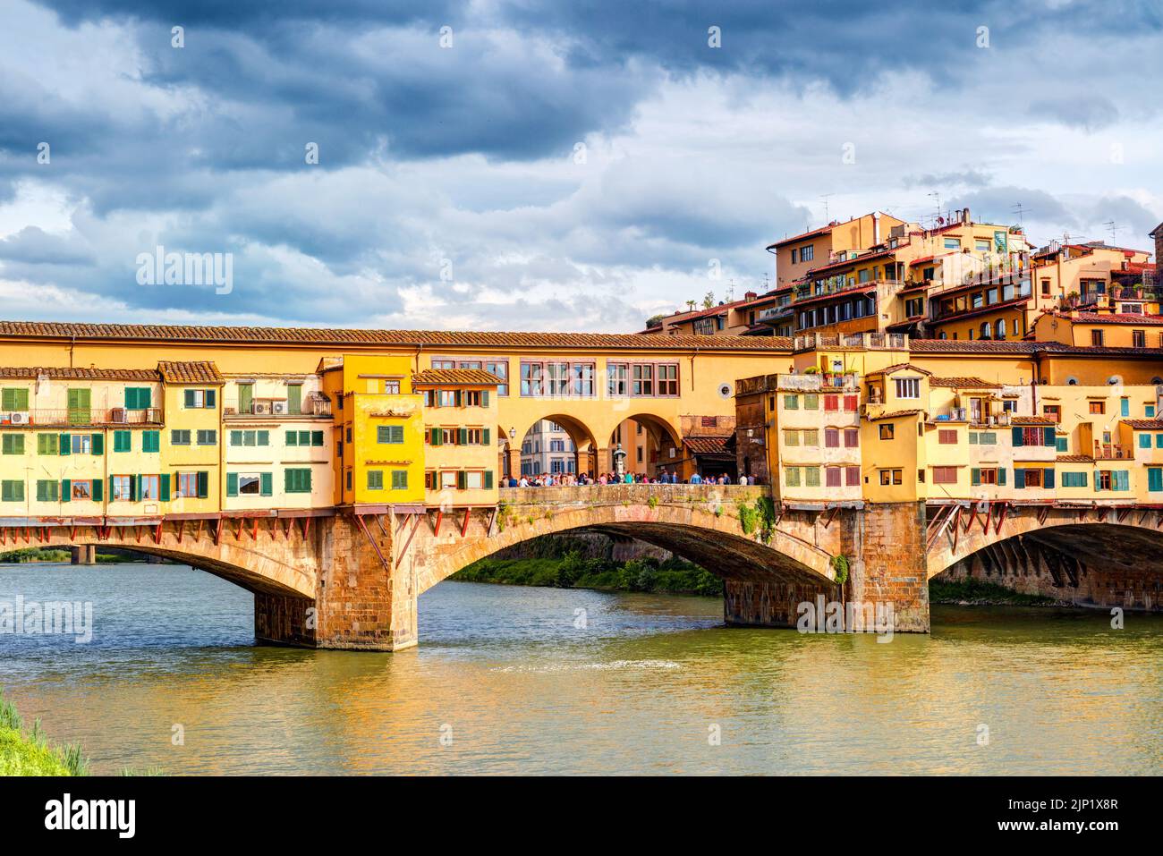 Ponte Vecchio sul fiume Arno, Firenze, Italia. E' un famoso punto di riferimento di Firenze. Vista sul bellissimo Ponte Vecchio medievale, scenario di Nizza ol Foto Stock