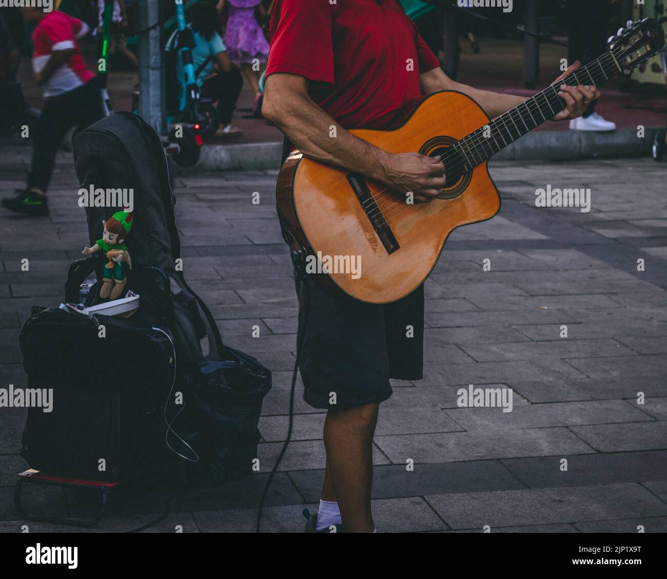 persona che suona la chitarra Foto Stock