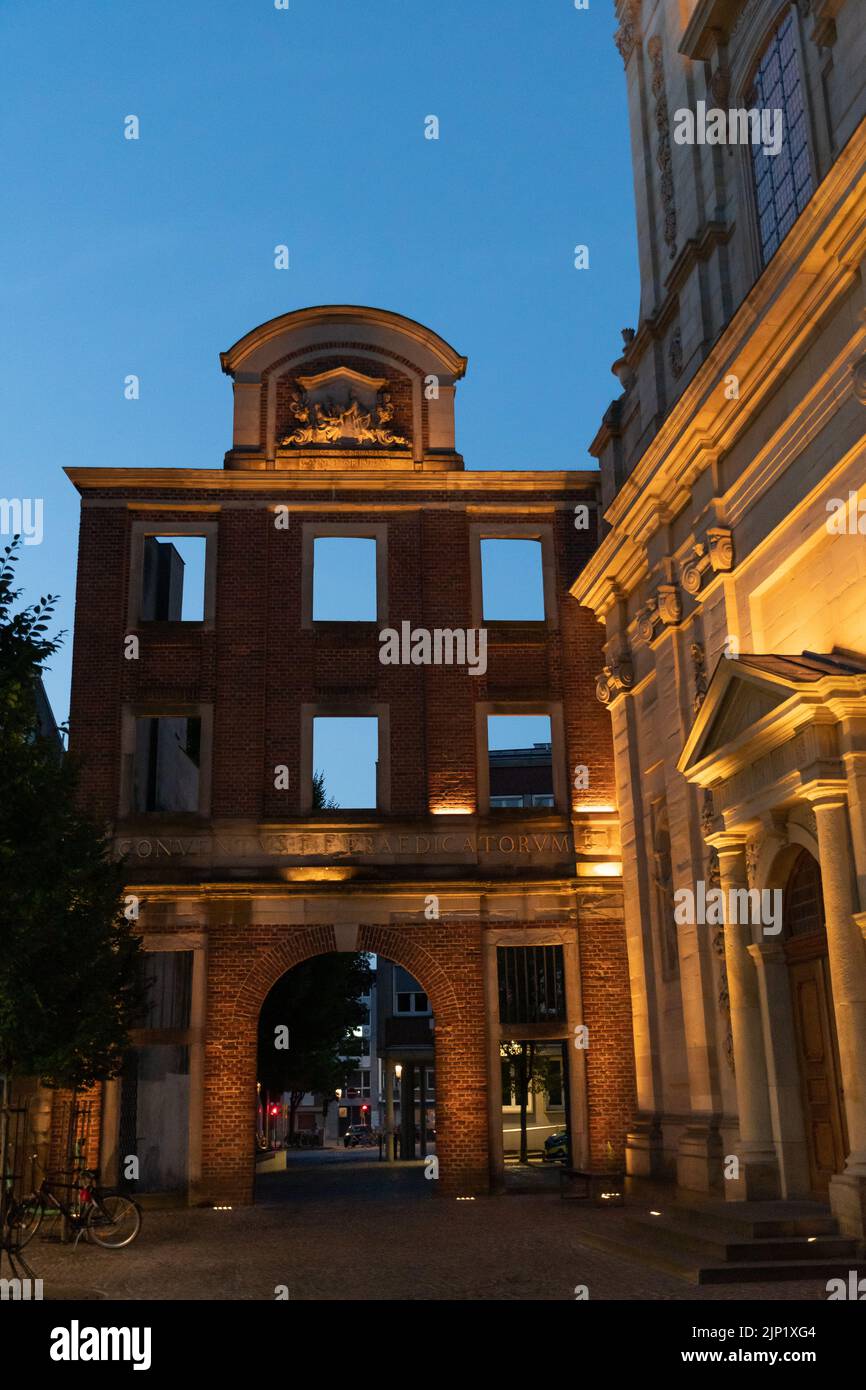 Muenster, Germania, 8 luglio 2022 edificio storico illuminato con luci nella città vecchia Foto Stock
