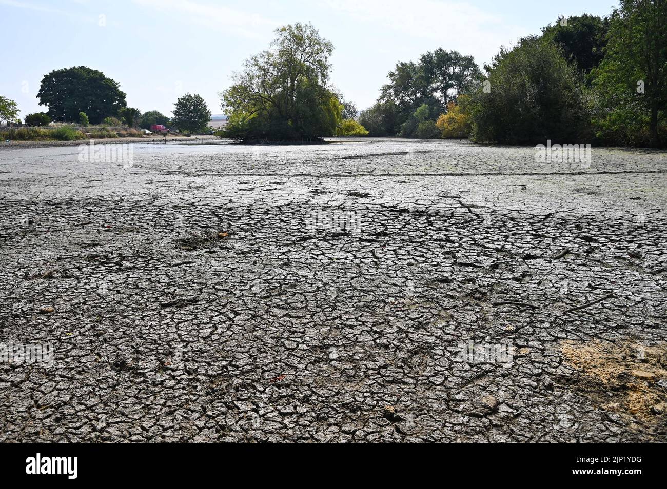 Brighton, Regno Unito. 15th ago, 2022. L'antico stagno sassone del villaggio di Falmer alla periferia di Brighton è completamente prosciugato, mentre le condizioni di caldo e siccità continuano nel sud-est: Credit Simon Dack/Alamy Live News Foto Stock
