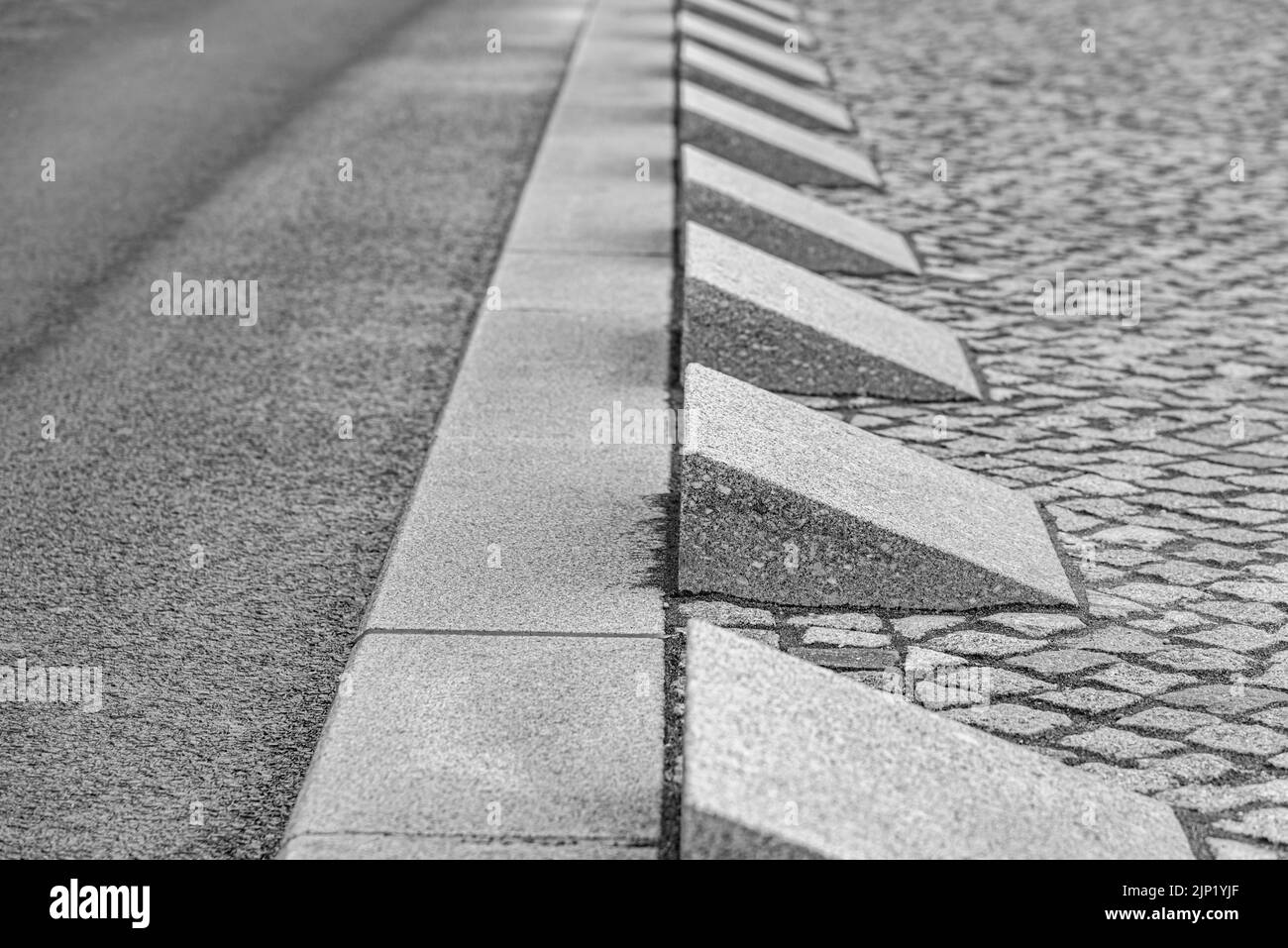 Il lato della strada asfaltata è protetto dal traffico delle automobili. Foto Stock