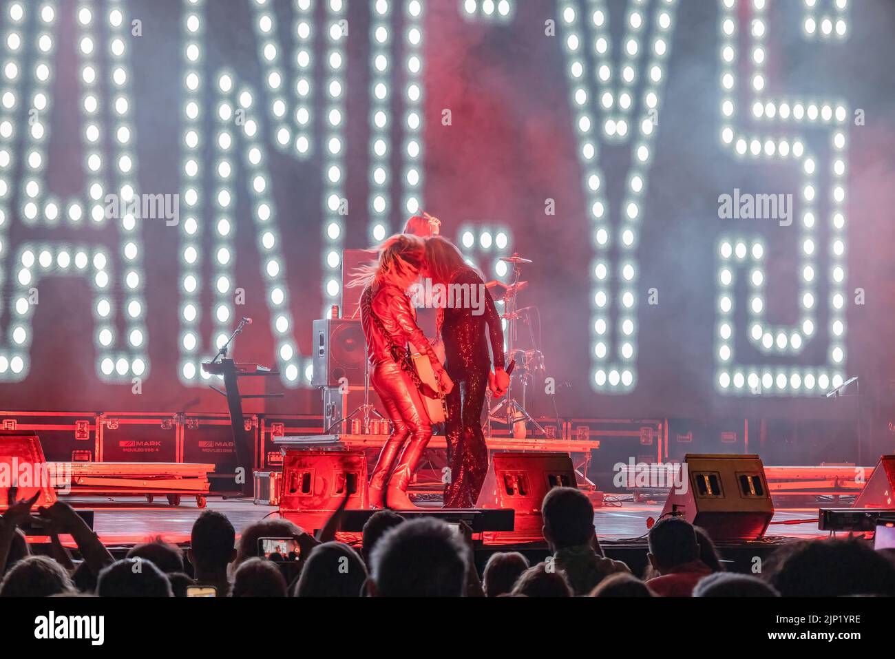 Huelva, Spagna - 1 agosto 2022: Il cantante Mario Vaquerizo con la band Nancys Rubias, un gruppo musicale spagnolo di elettronica, pop, danza, e glam, i Foto Stock