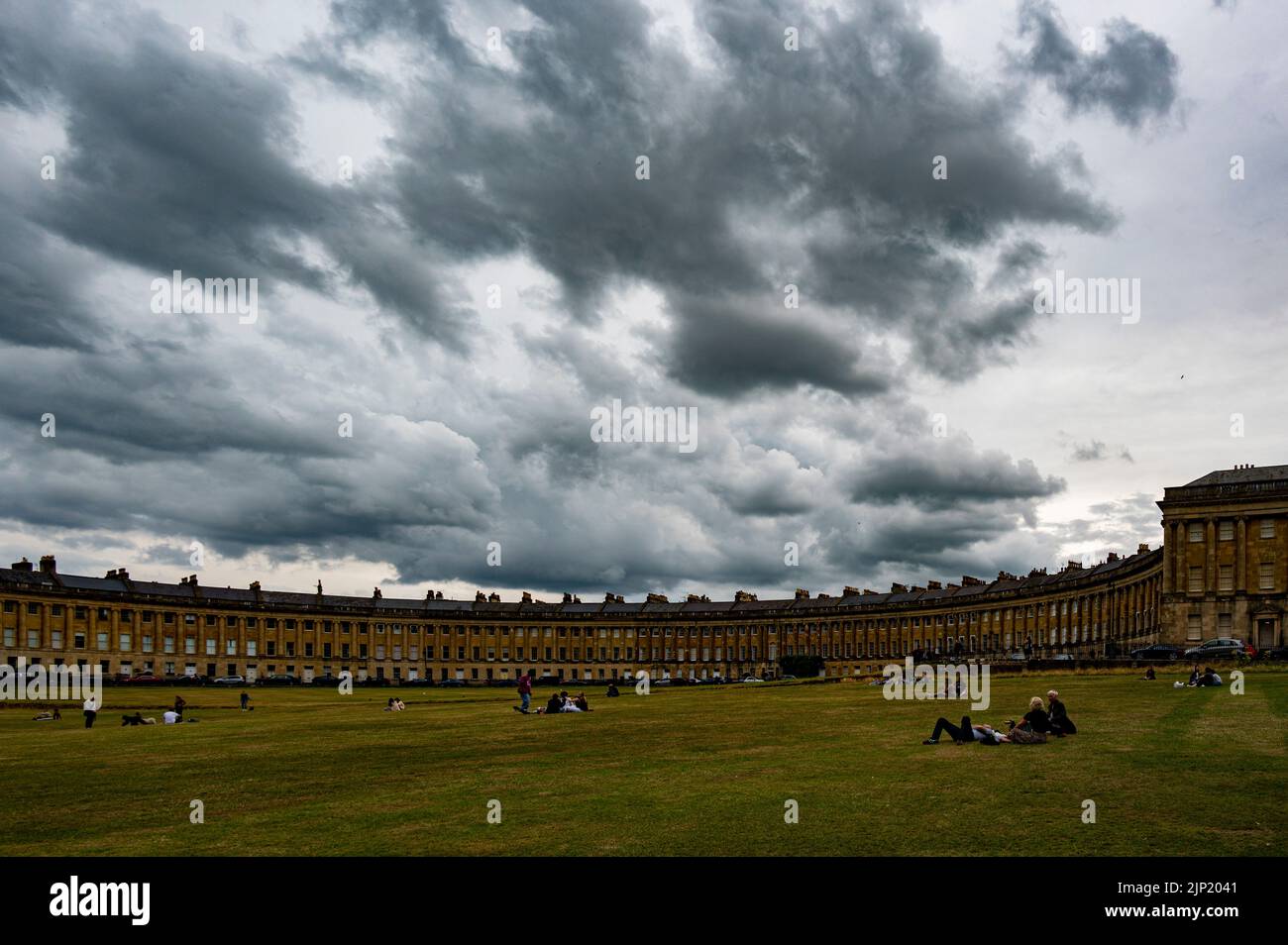 Nuvole estive scure che si radunano sulla Royal Crescent a Bath Foto Stock