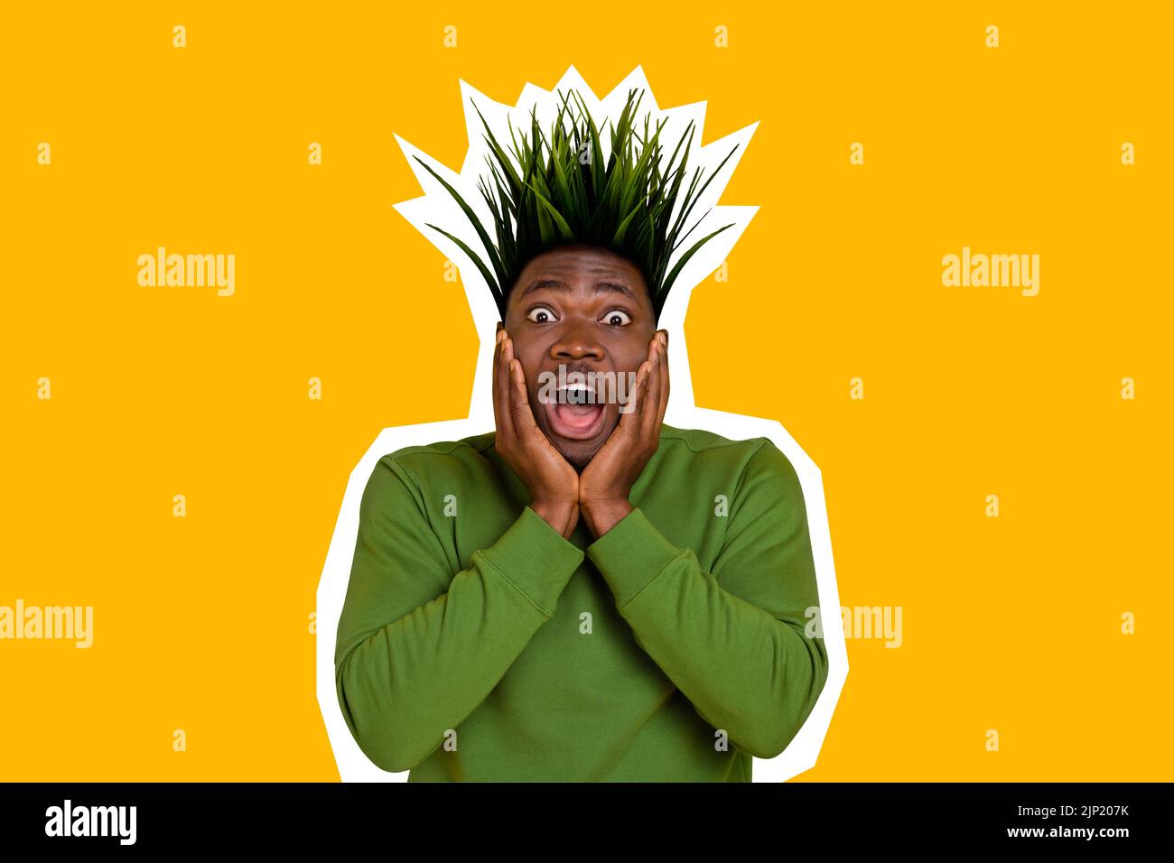 Collage foto di giovane bel ragazzo divertente scioccato capelli loss verde mani tenere guance isolate su sfondo giallo colore Foto Stock