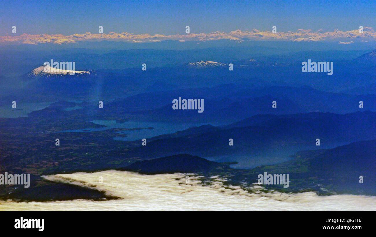 Laghi di Riñihué, Panguipulli e Calafquén e vulcano Villarrica (2847 m), Región de Los Lagos e Araucanía, Cile, dall'aria, 2011-02-08 11:47 Foto Stock