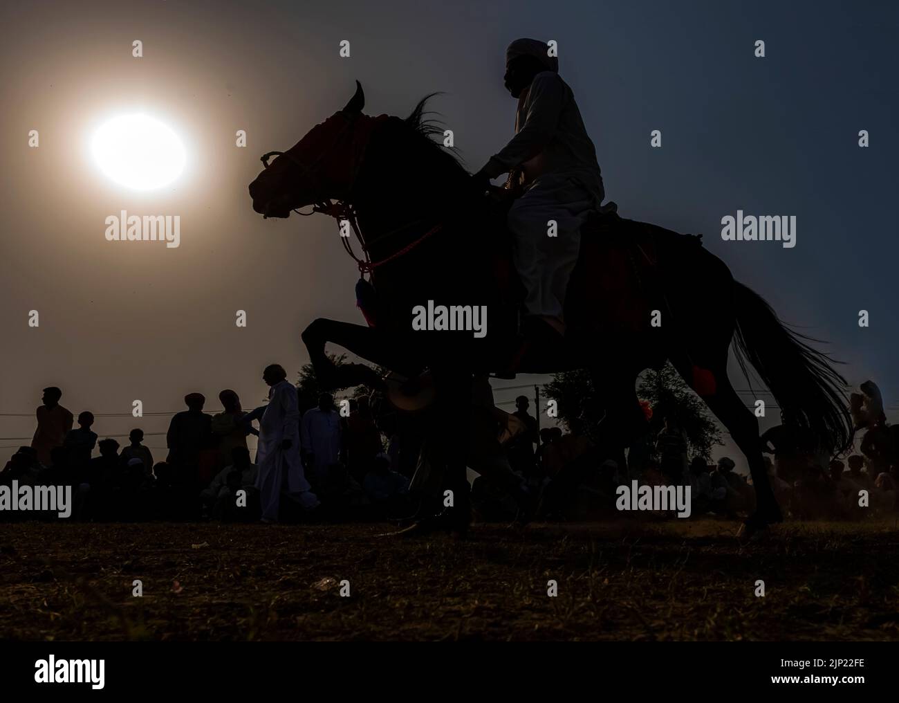 Tradizionale danza a cavallo con abiti tradizionali in Pakistan Punjab Foto Stock