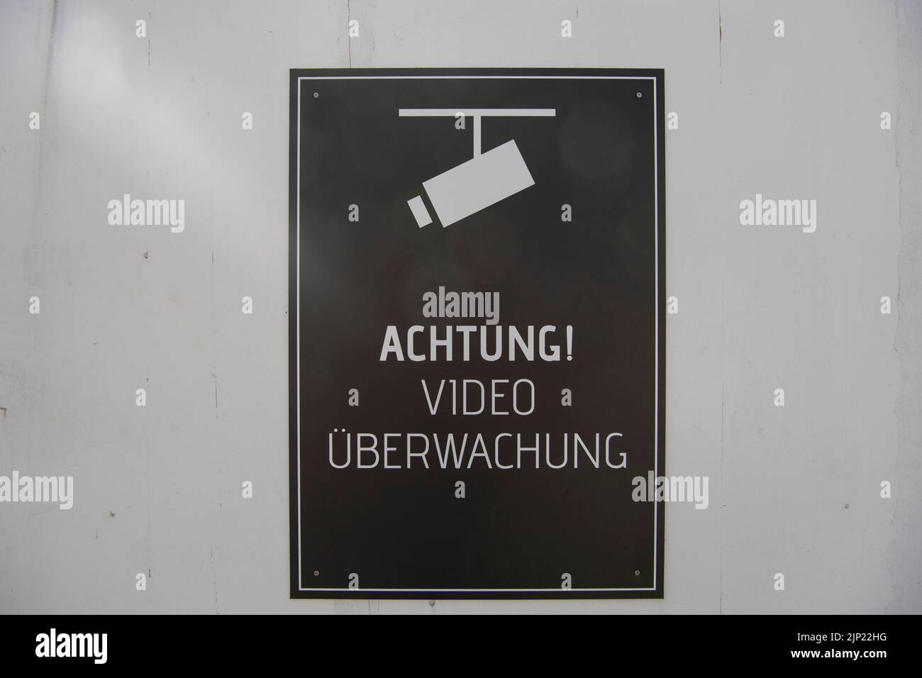15 agosto 2022, Berlino: 'Attenzione video sorveglianza' è scritto su un segno Foto: Paul Zinken/dpa Foto Stock