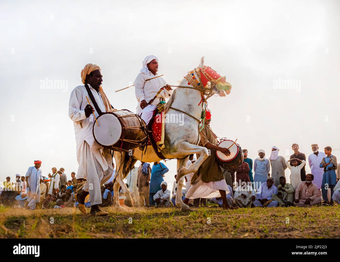 Tradizionale danza a cavallo con abiti tradizionali in Pakistan Punjab Foto Stock