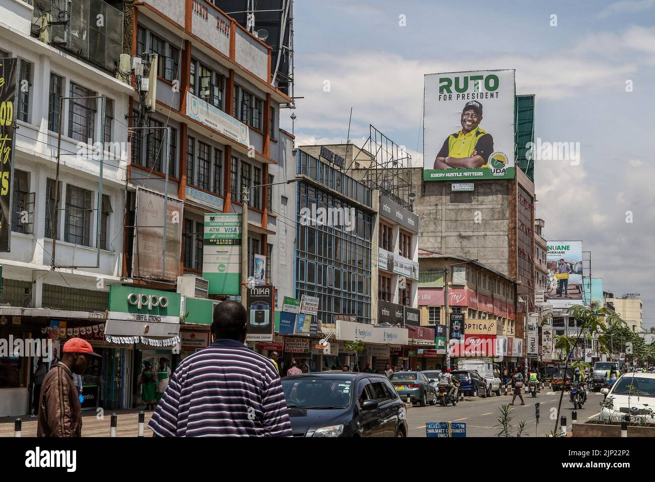 Un poster con l'immagine del candidato presidenziale dell'Alleanza Kwanza Kenia, William Ruto, è visto su Kenyatta Avenue a Nakuru City prima della dichiarazione presidenziale del vincitore delle elezioni generali appena concluse. (Foto di James Wakibia / SOPA Images/Sipa USA) Foto Stock