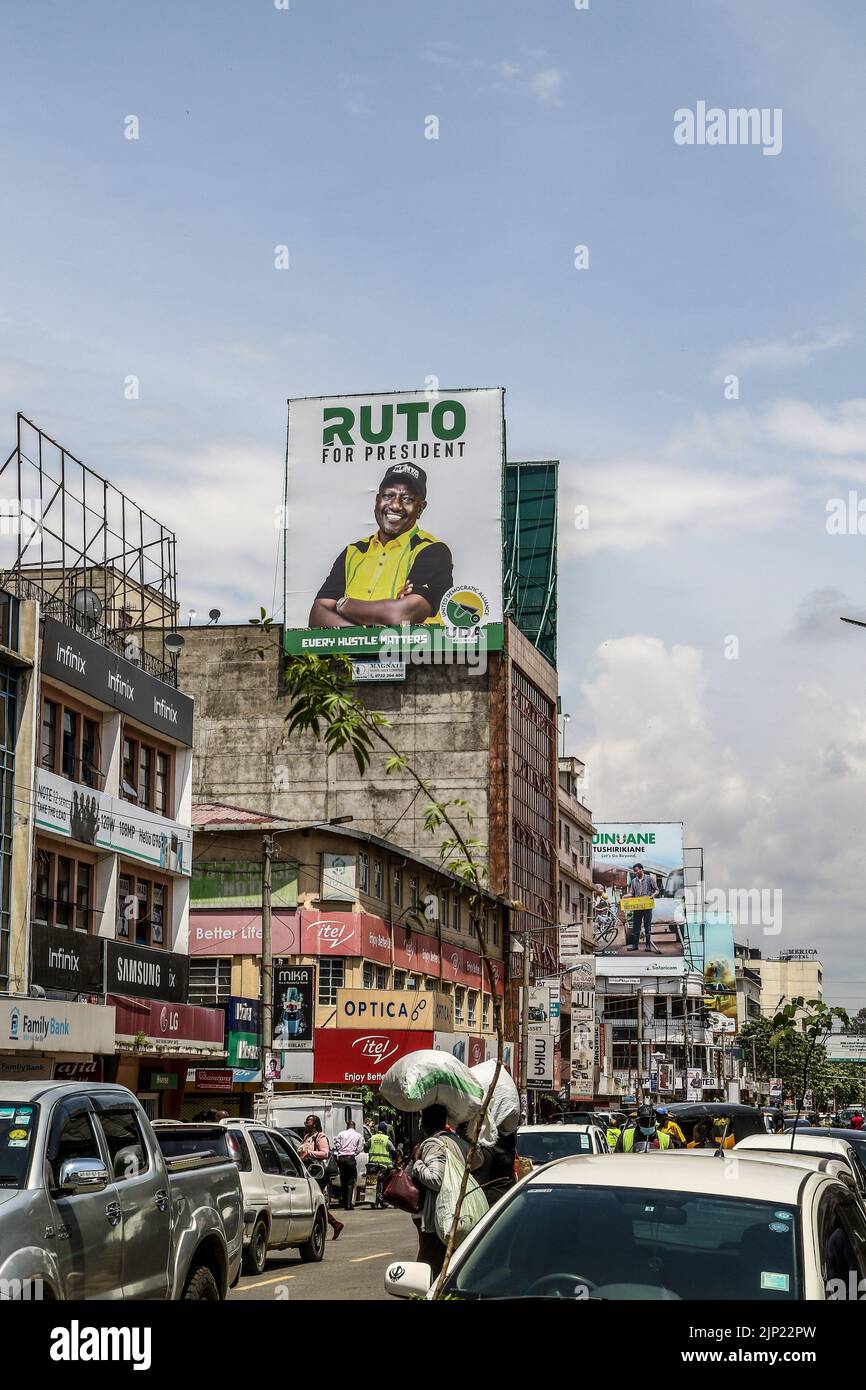 Un poster con l'immagine del candidato presidenziale dell'Alleanza Kwanza Kenia, William Ruto, è visto su Kenyatta Avenue a Nakuru City prima della dichiarazione presidenziale del vincitore delle elezioni generali appena concluse. (Foto di James Wakibia / SOPA Images/Sipa USA) Foto Stock