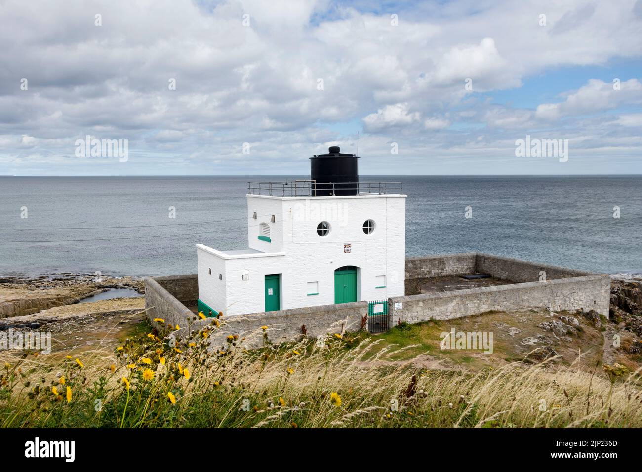 Bamburgh Lighthouse (noto anche come Black Rocks Point Lighthouse), Bamburgh, Northumberland, Inghilterra, Regno Unito Foto Stock
