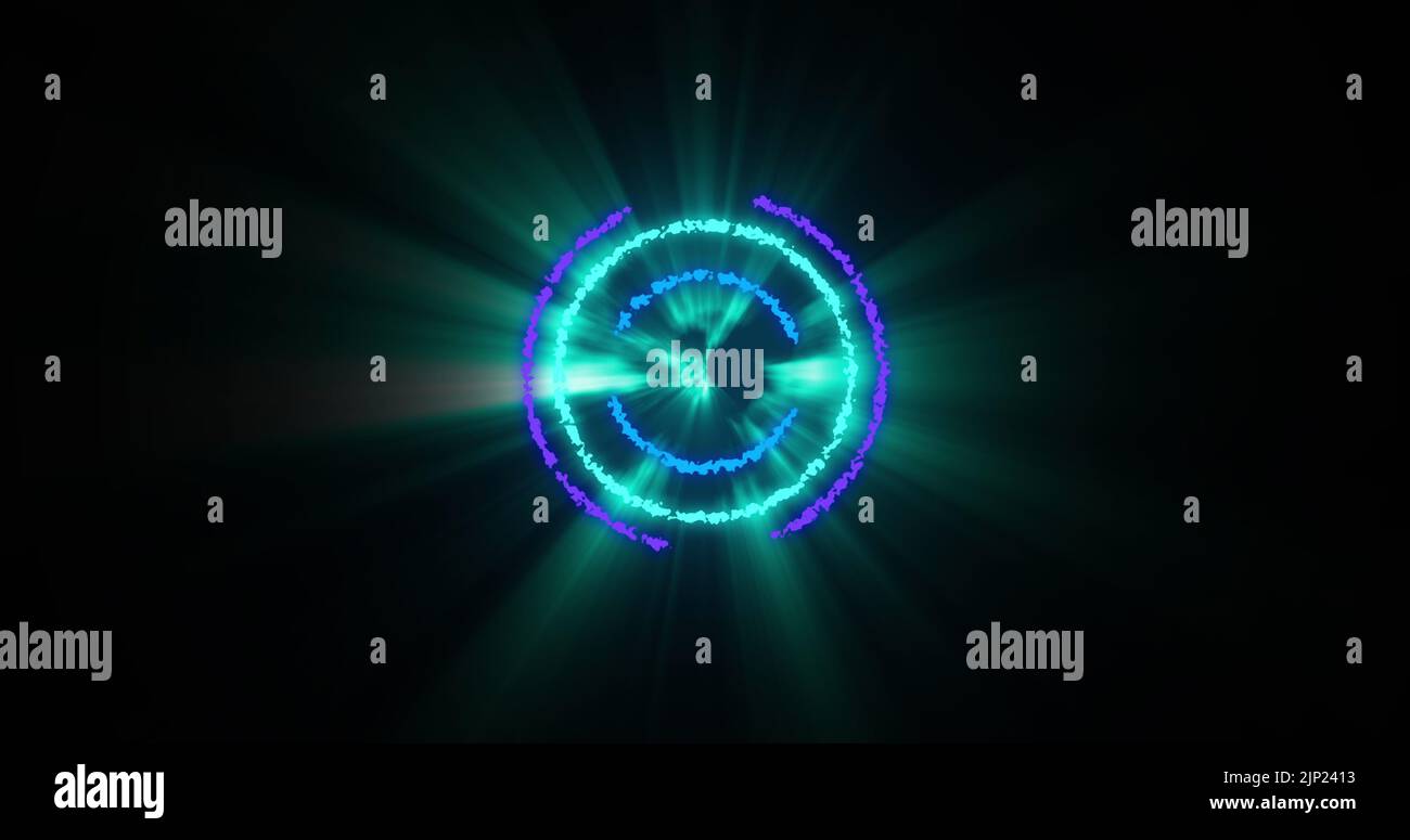 Immagine di cerchi verdi, blu e viola luminosi su sfondo nero Foto Stock