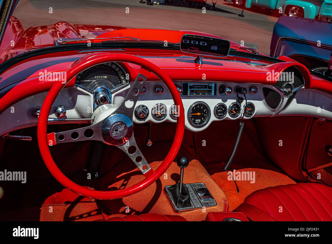 Libano, TN - 13 maggio 2022: Primo piano dettagliata vista frontale interna di una Chevrolet Corvette 1957 convertibile in occasione di una fiera automobilistica locale. Foto Stock