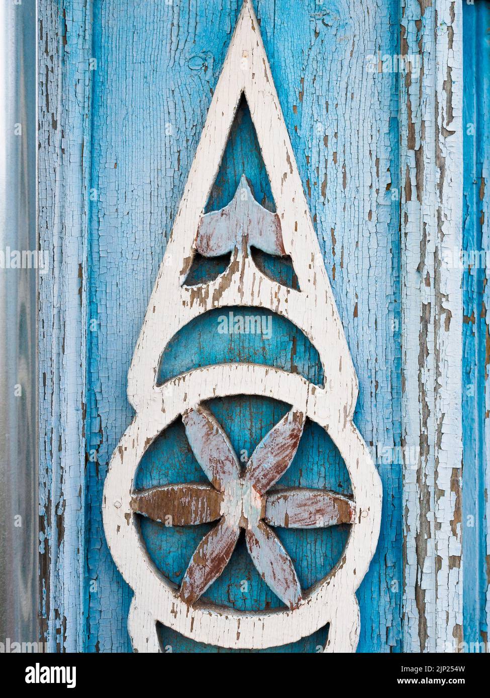 Vecchia casa di legno dettagli decorazione tradizionale tintura bianco blu ciano Foto Stock