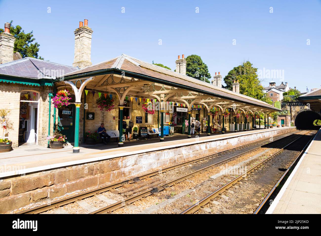 Piattaforma della stazione di Knaresborough sulla York Leeds Northern line. North Yorkshire, Inghilterra Foto Stock