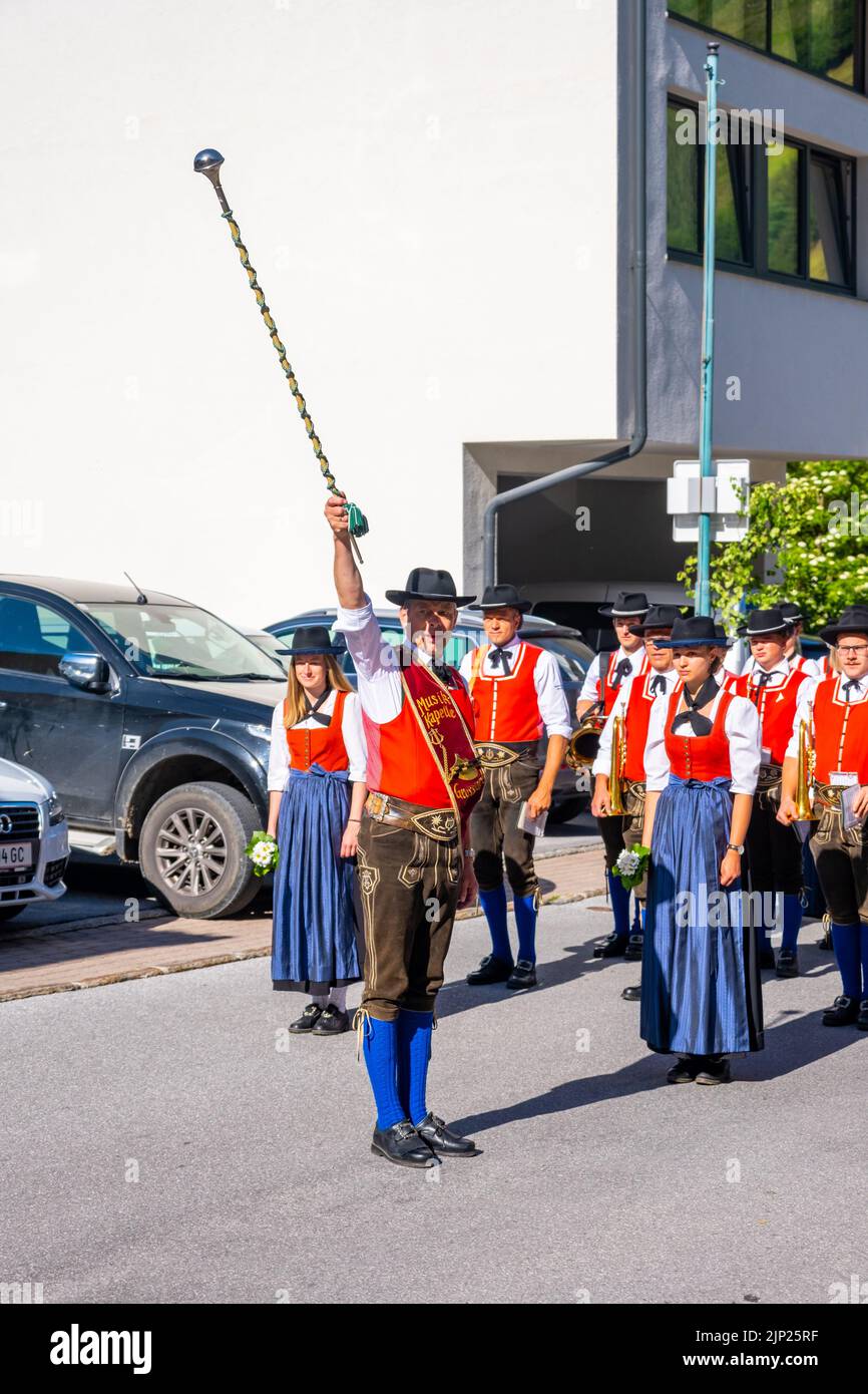 Grossarl, Austria - 19 giugno 2022: La tradizionale processione del Carnevale di Grossarl ha attirato un gran numero di partecipanti e visitatori a Grossarl Foto Stock