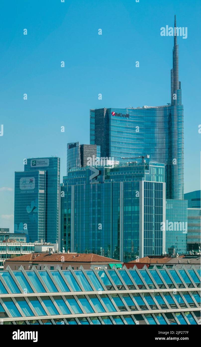 Veduta aerea del nuovo centro di Milano, grattacieli intorno a Piazza Gae Aulenti. Palazzo Lombardia. Torre UniCredit. Italia. 08-15-2022 Foto Stock