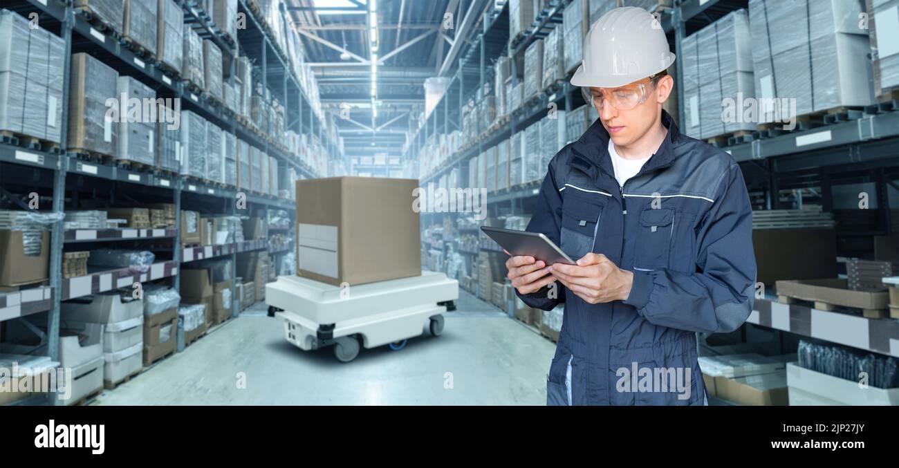 Warehouse manager con robot di controllo tablet digitale con un pacchetto. Concetto di consegna senza pilota Foto Stock