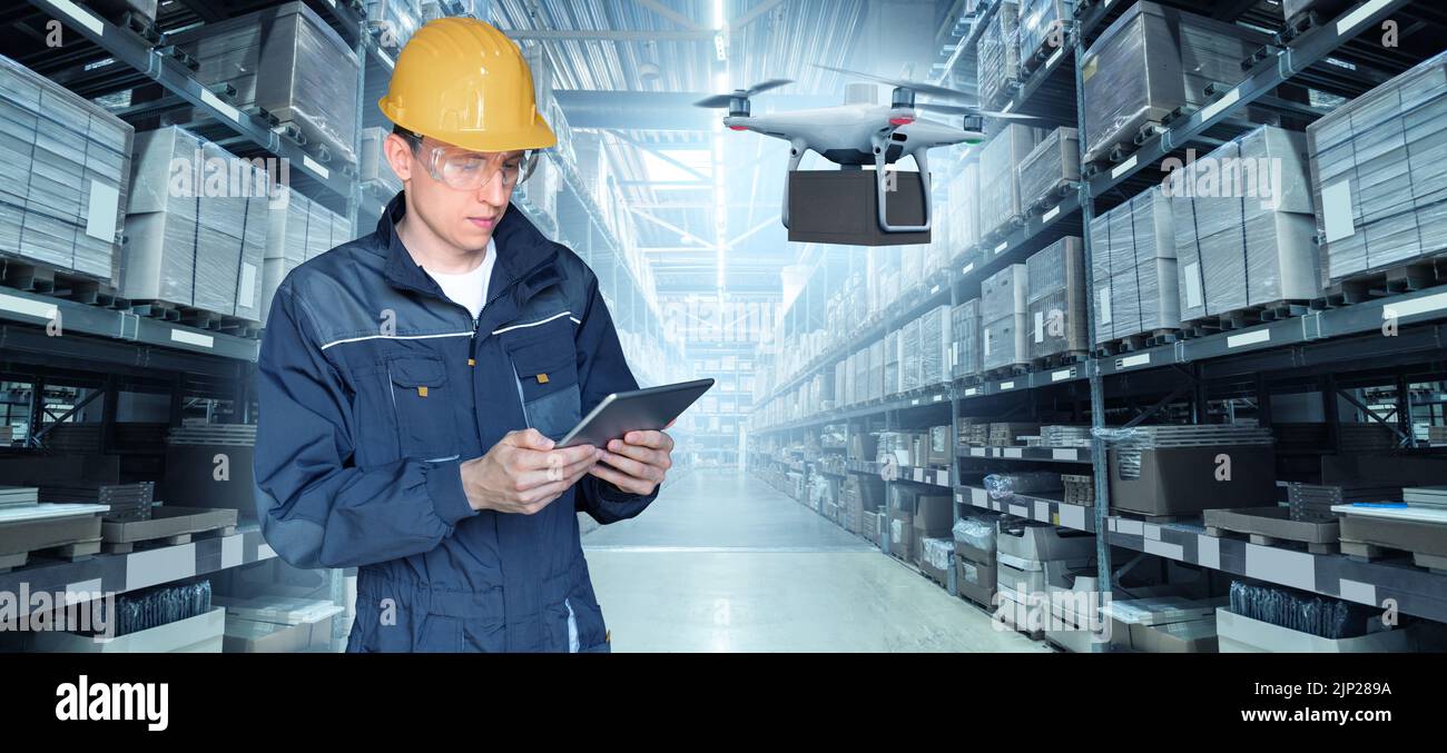 Il responsabile del magazzino con i controlli digitali dei tablet drone con un pacchetto. Concetto di consegna senza equipaggio Foto Stock
