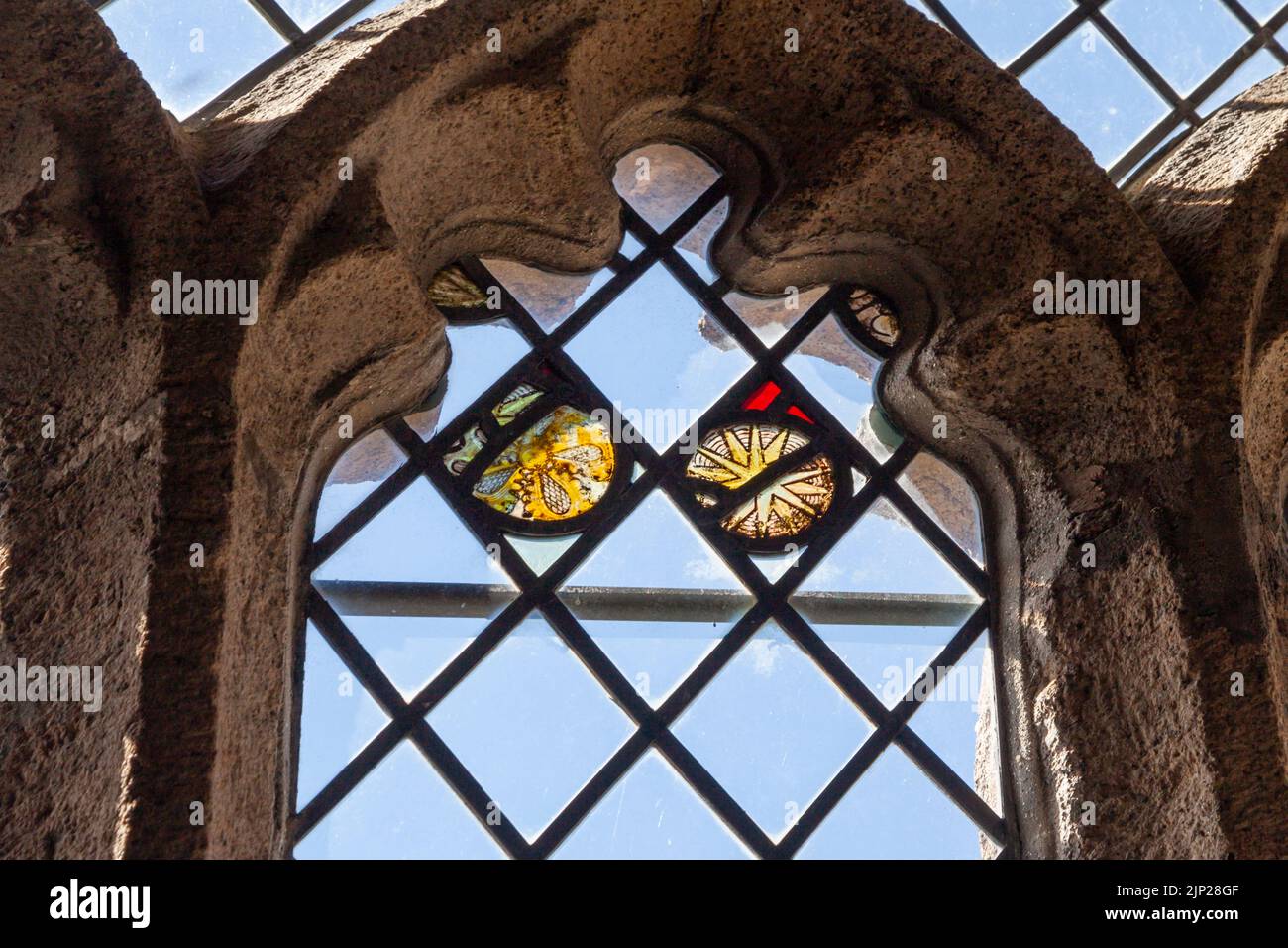 Vetrata che mostra il simbolo Yorkista Sunne in Splendour, Chiesa di San Matteo, Coldridge, Devon, Regno Unito Foto Stock