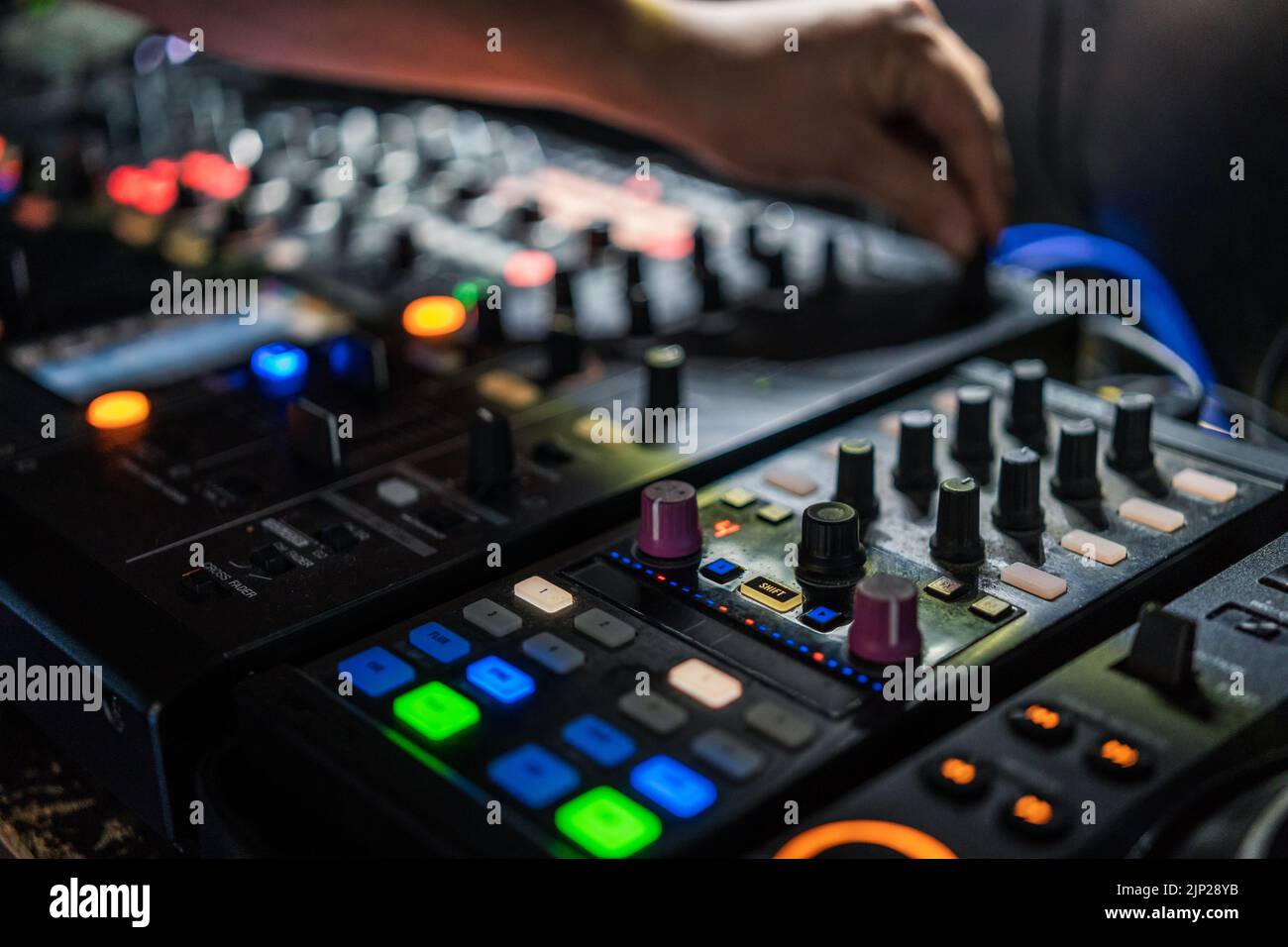 volume, controller, rotazione, mixer audio, volumi, controller, rotazione, rotazioni, rotazione, torsione, torsioni, mixer audio Foto Stock