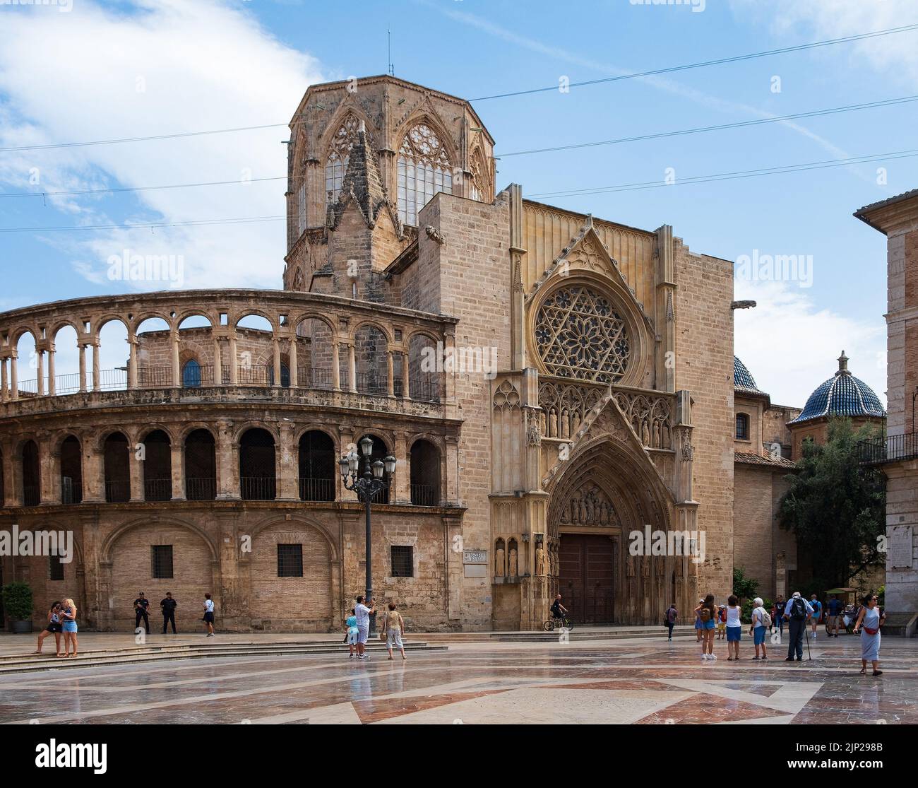 Valencia, Spagna - 07 agosto 2019: Piazza della Vergine. Una vivace piazza nel centro di Valencia, circondata da famosi edifici storici e caffetterie all'aperto Foto Stock