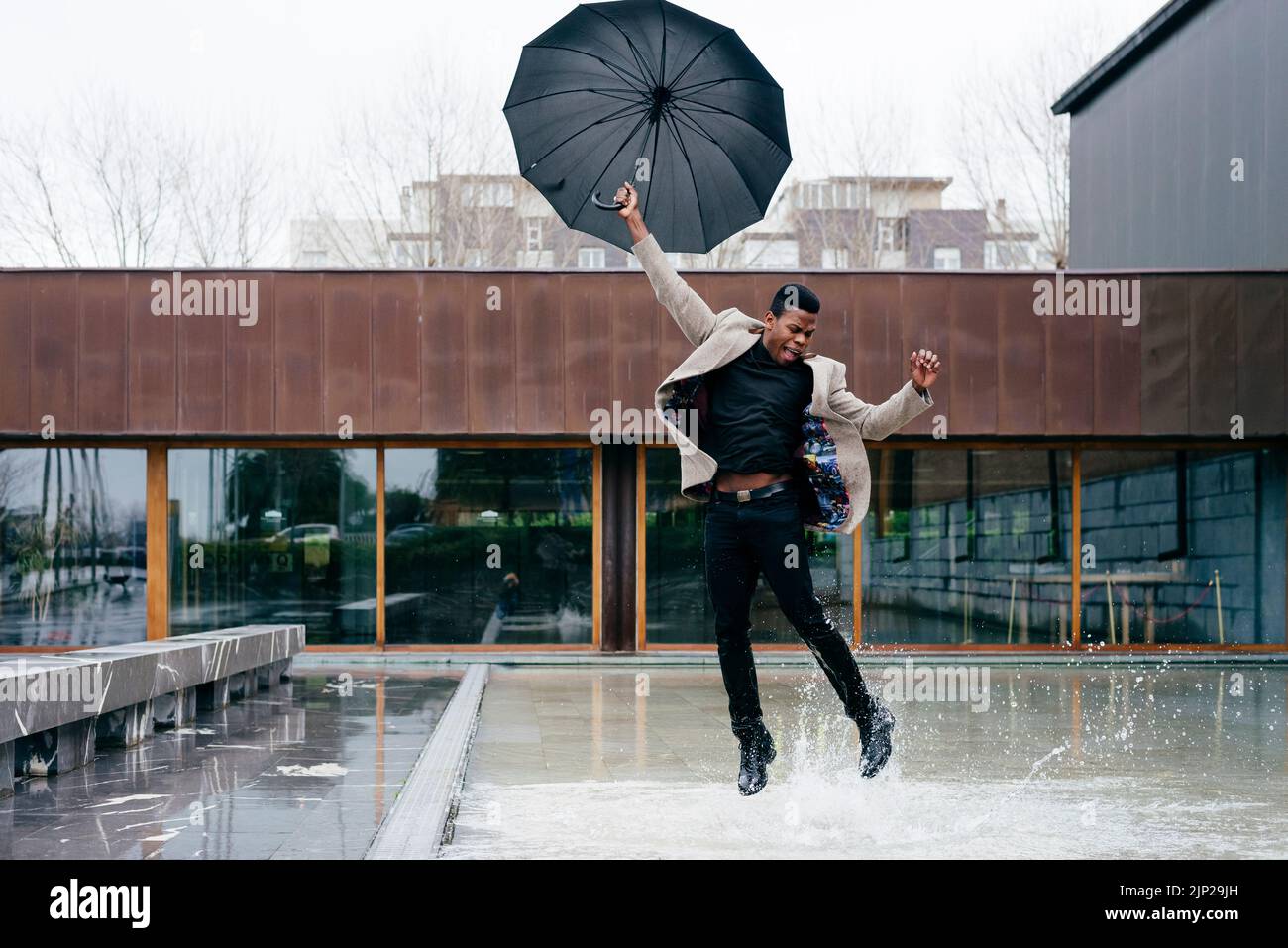 pioggia, ombrello, salto, persona di colore, piovendo, ombrelli, salto, ponticello Foto Stock