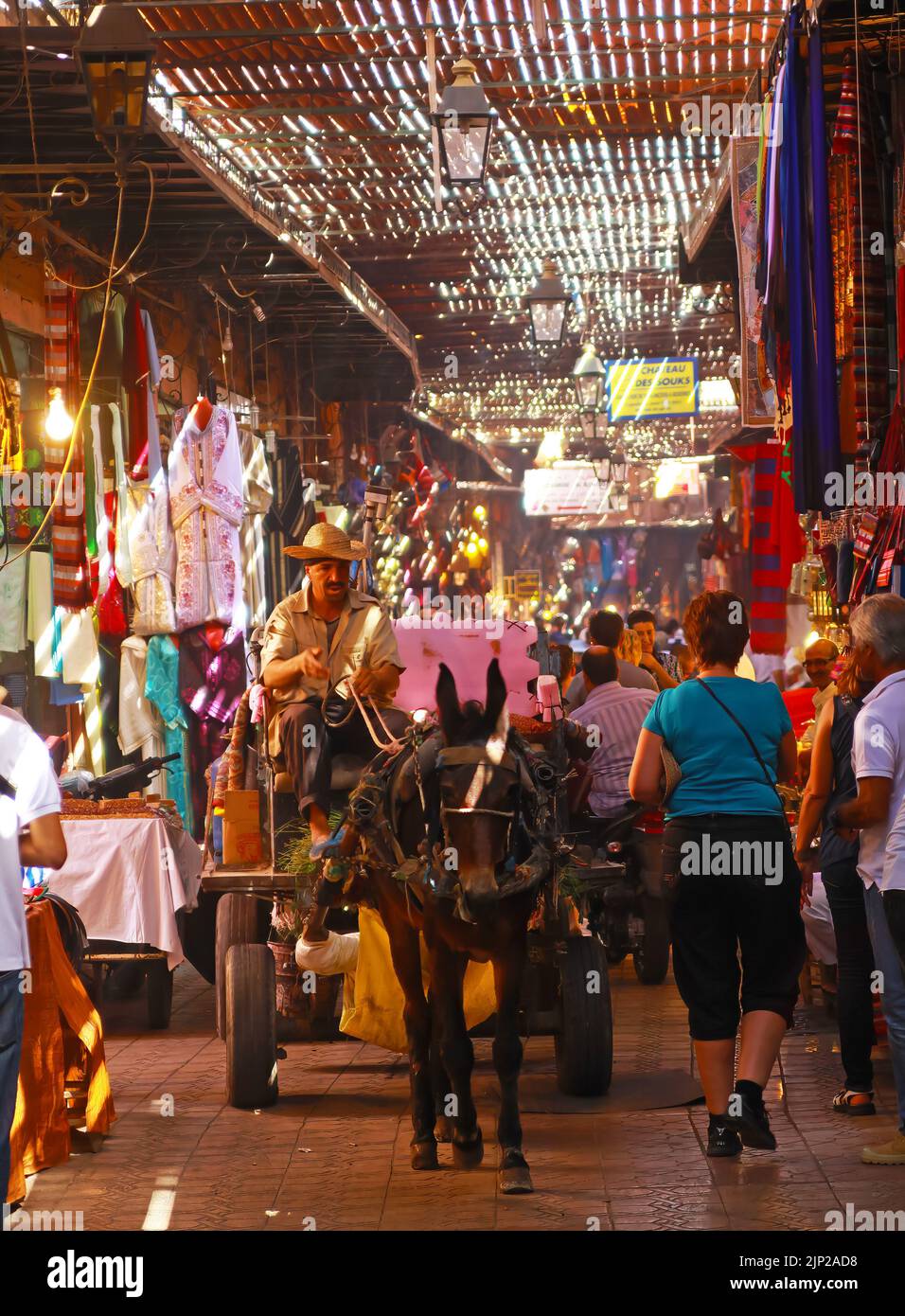 Marocco, Marrakech (souk) - Maggio 15. Giorno 2015: Vicolo dell'affollato mercato berbero bazar marocchino, gente che cammina, bancarelle, carrello dell'asino Foto Stock
