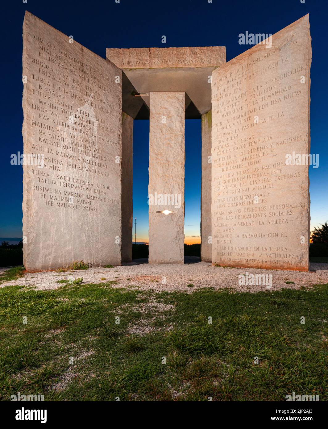 Le pietre guida della Georgia a Elberton, Georgia, USA al tramonto. Foto Stock