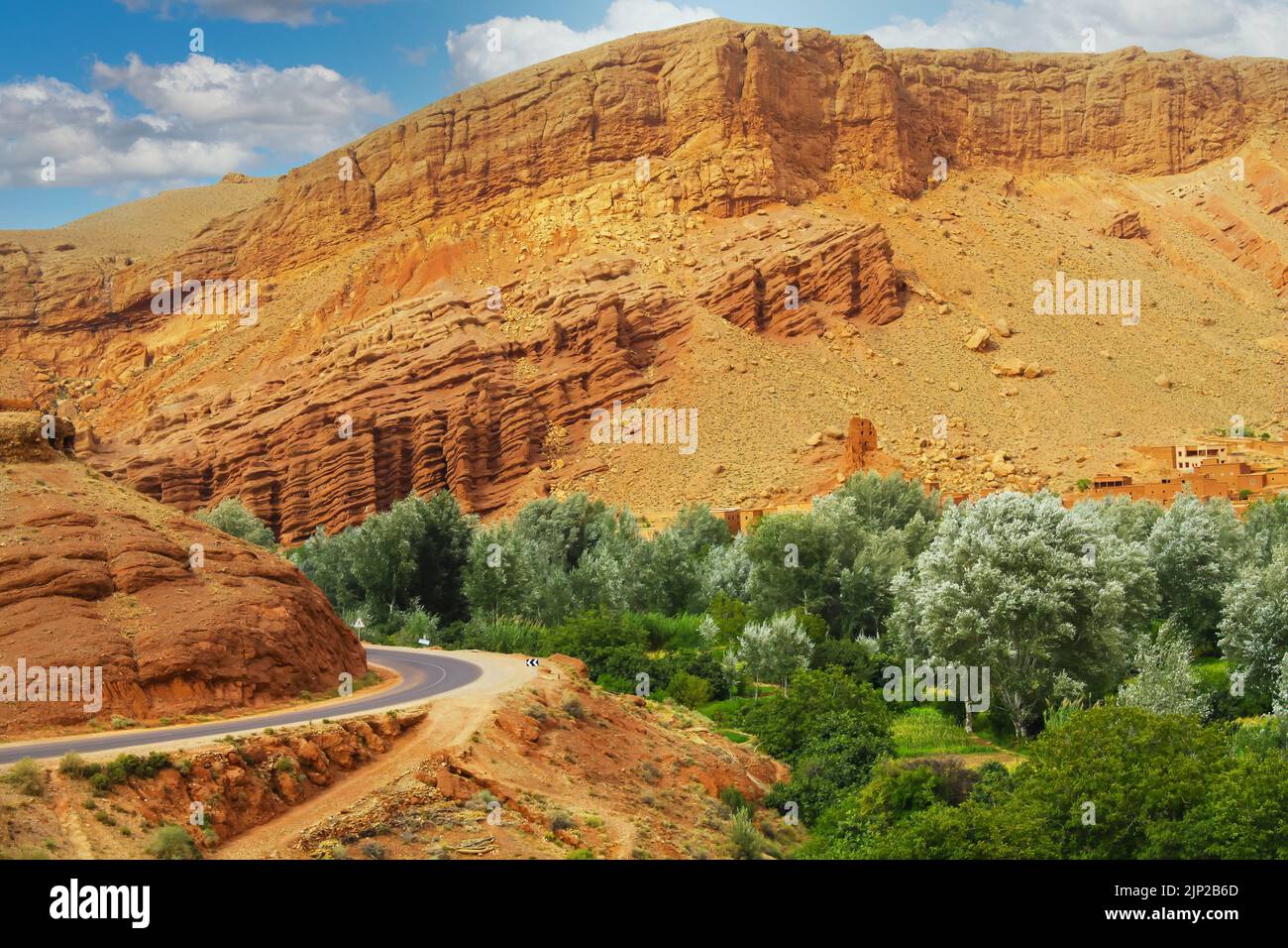 Bellissimo paesaggio di montagna marocchino atlante strada, ripida parete rocciosa arida, oasi verde - Marocco, gole du dades valle Foto Stock