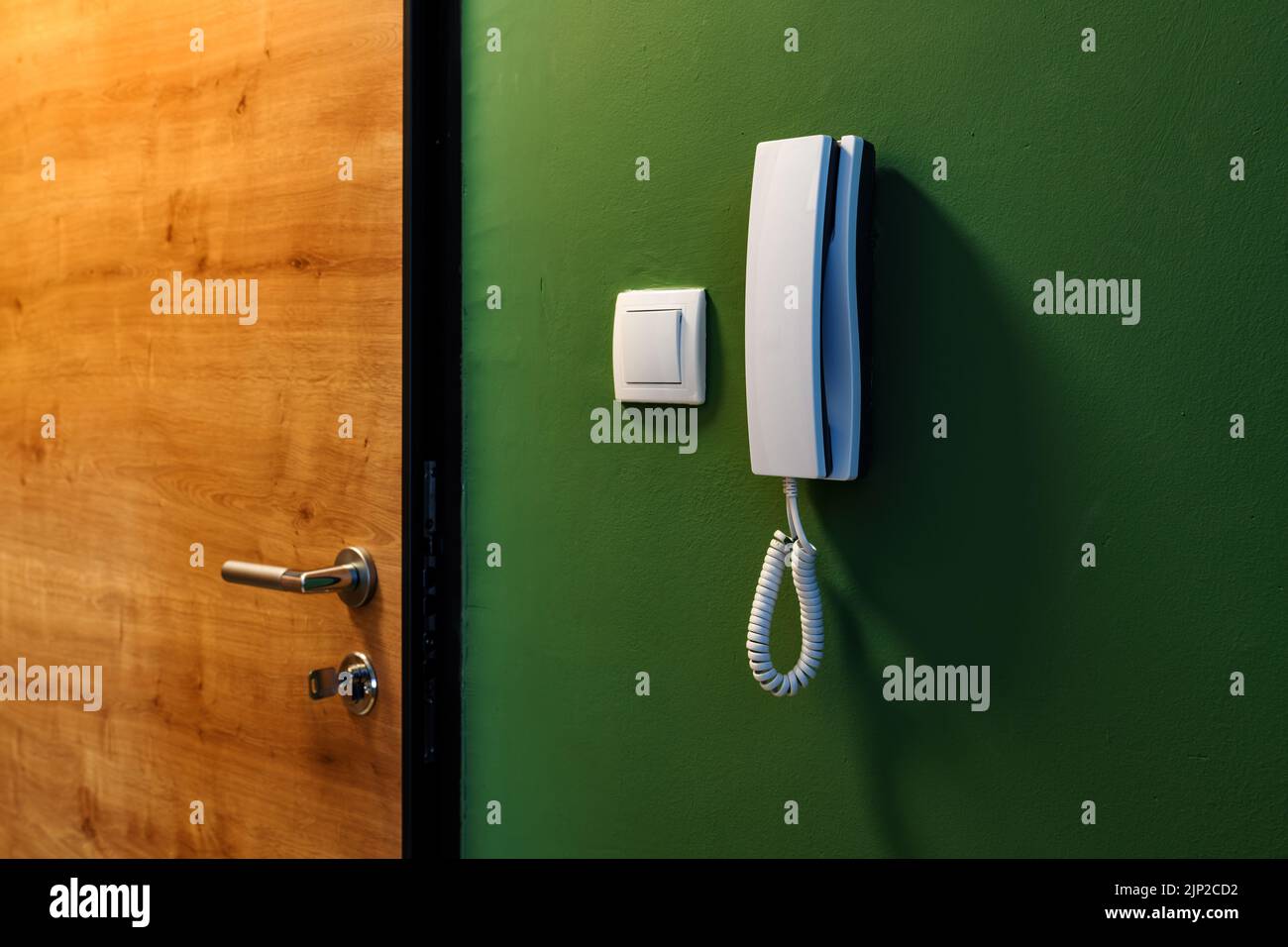 Appartamento citofono telefono vicino alla porta d'ingresso, focus selettivo Foto Stock