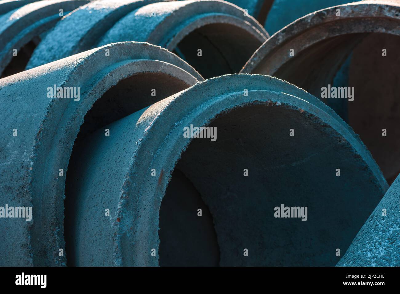 Tubi fognari in calcestruzzo per cantieri edili, architettura e concetto industriale Foto Stock